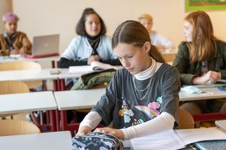 Už pro dívky od 9 let. Všechny školy budou muset od ledna na dámských toaletách zajistit menstruační potřeby - Novinky